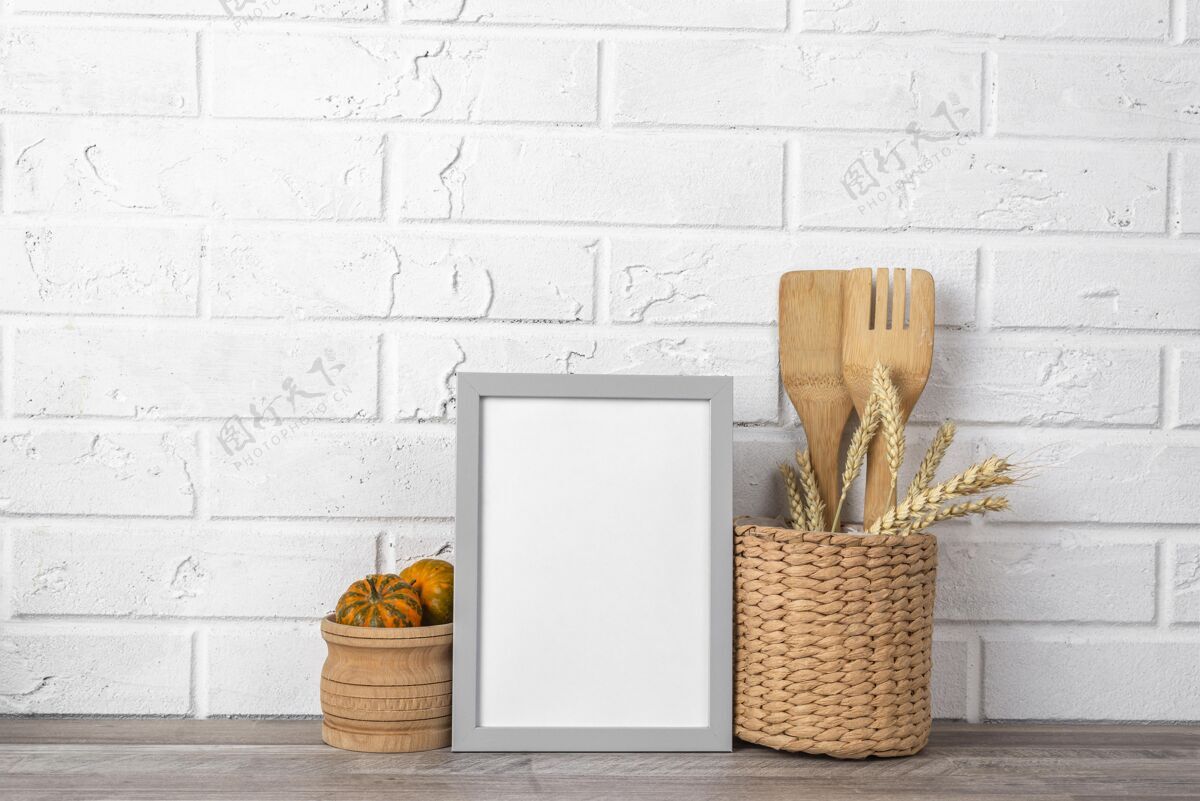 空白框架厨房柜台上的空白框架篮子南瓜厨房工具