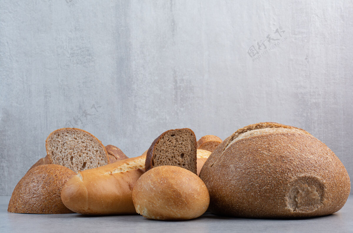 分类面包和面包片大理石背景高品质的照片新鲜美味美味