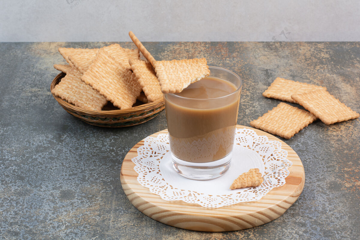 芳香一杯带有饼干的咖啡 背景为大理石高品质照片美味饮料咖啡
