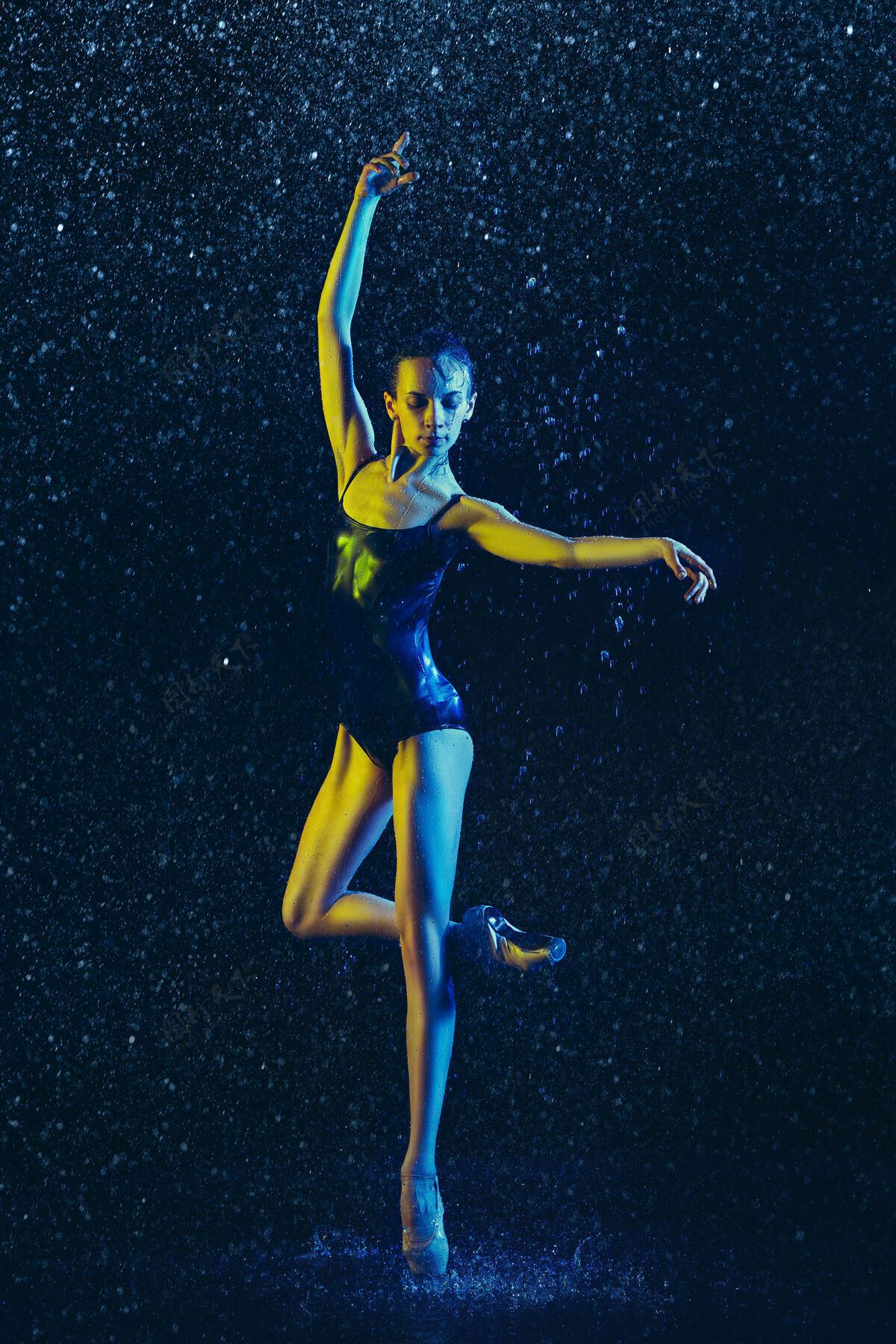 飞溅年轻的女芭蕾舞演员在水滴和浪花下表演白种人模特在霓虹灯下跳舞迷人的女人芭蕾舞和当代舞蹈概念舞蹈平衡现代