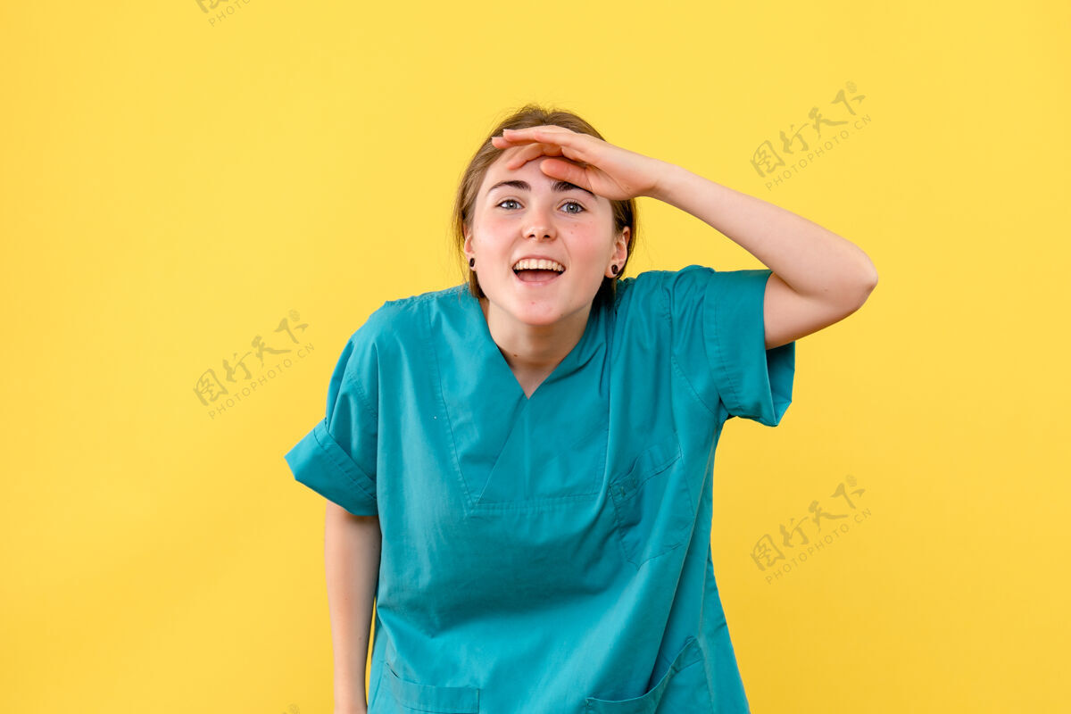 医学前视女医生望着远处黄色背景上的健康情感医院医护人员女医生情感医院