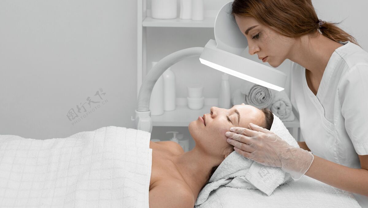 客户在美容院做面部护理的女人女人沙龙美容护理