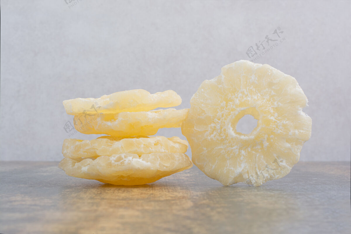 剪辑美味的干菠萝大理石背景高品质的照片甜味戒指食物
