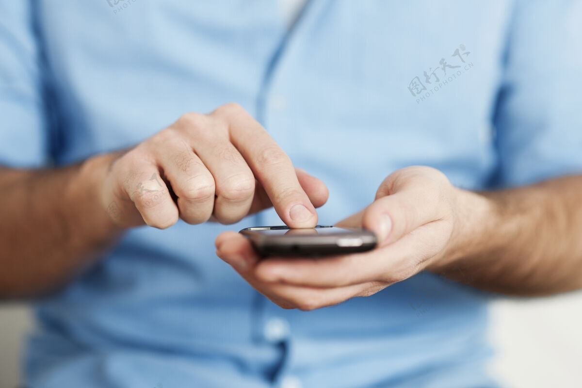 沟通男人用手机发短信白种人选择性聚焦护理