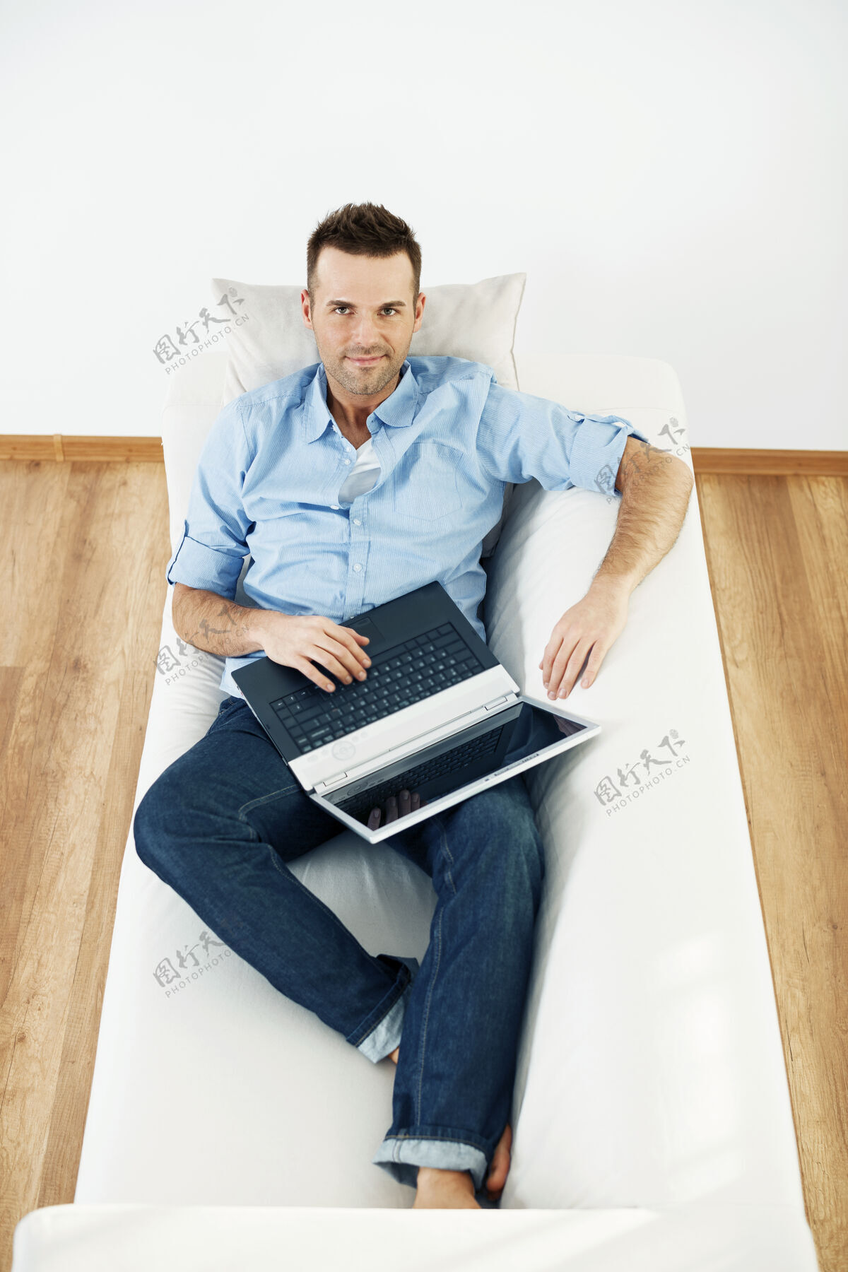 成熟的男人在家使用笔记本电脑的成熟男人搜索电脑电脑