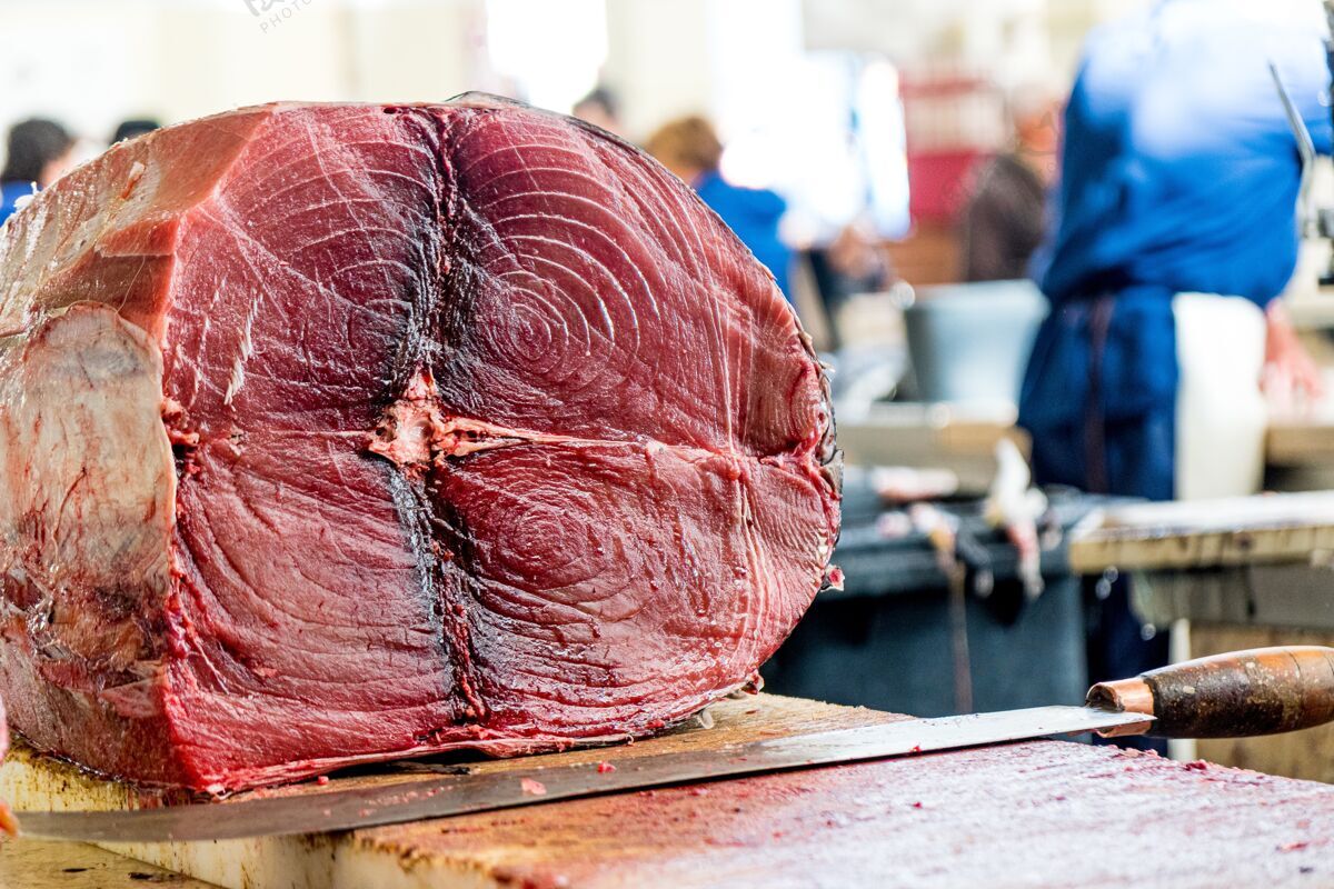 美味特写镜头切新鲜金枪鱼联合屠夫的桌子配料切割肉
