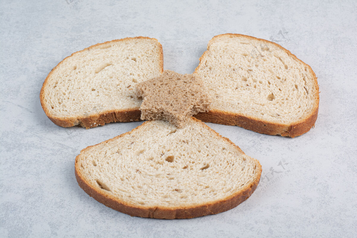 形状面包片和星形面包大理石背景高品质的照片食品麦片黑麦
