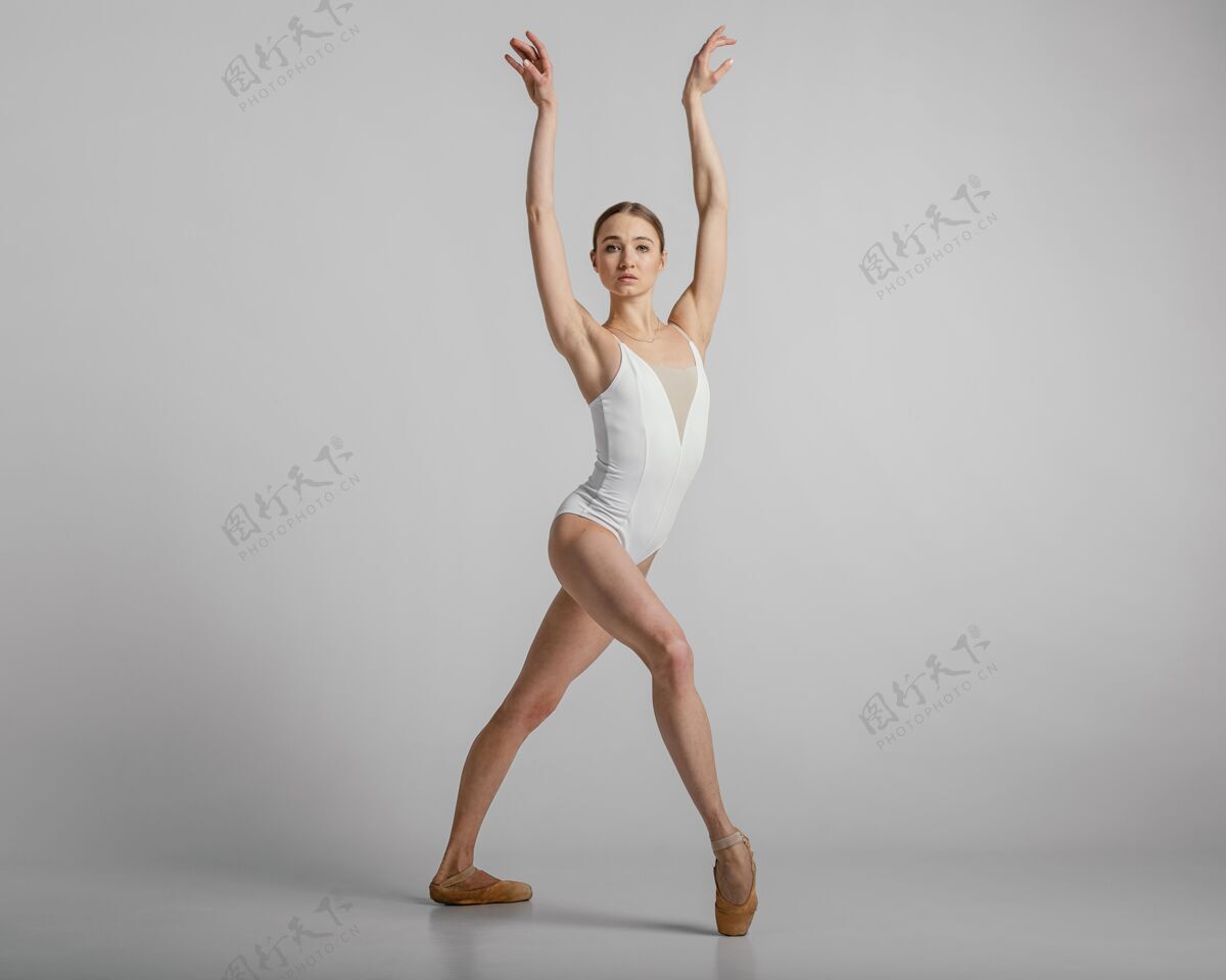 水平漂亮的芭蕾舞演员摆出全场的姿势生活方式艺术女人