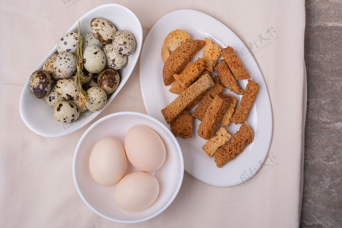 厨房鸡和鹌鹑蛋放在一个白色的杯子里和饼干膳食早午餐生物