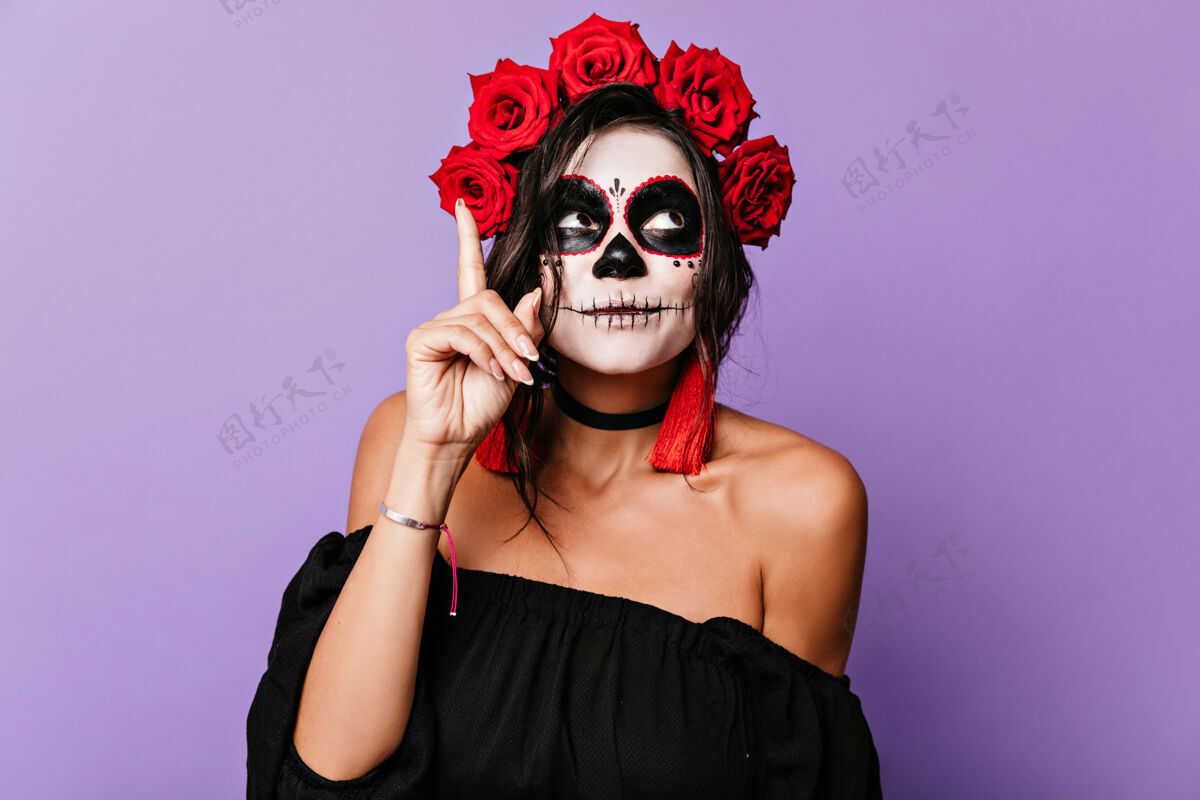 噩梦穿嘉年华服装的女孩想出了一个有趣的主意一个黑发玫瑰女人的画像恶魔颜料拉丁语