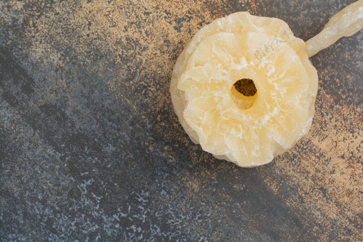黄色美味的干菠萝大理石背景高品质的照片小吃营养切片