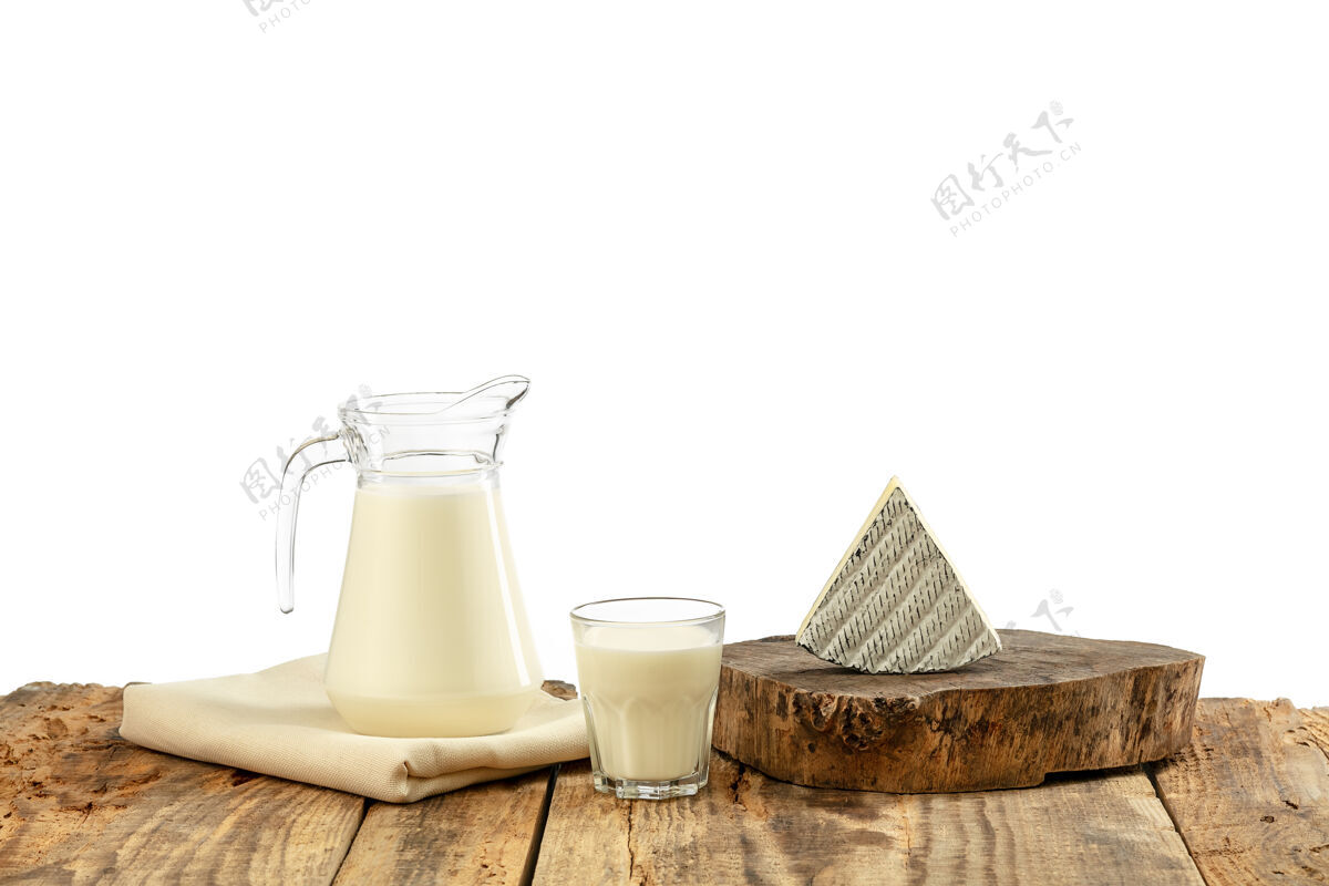 碗不同的奶制品 奶酪 奶油 木桌和白墙上的牛奶健康的饮食和生活方式 有机的天然营养 饮食美味的食物和饮料健康餐瑞士
