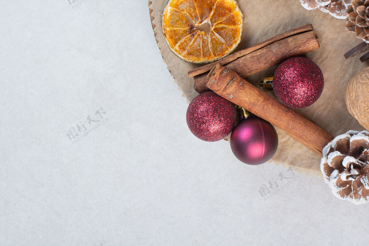 松果核桃与松果和圣诞球在木板上高品质的照片红球核桃健康