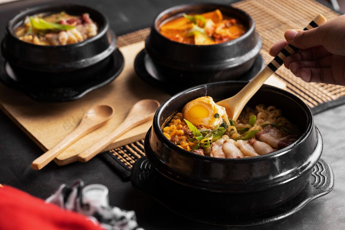 蔬菜一个人用黑色盘子里的勺子吃中国菜的镜头文化美味烹饪