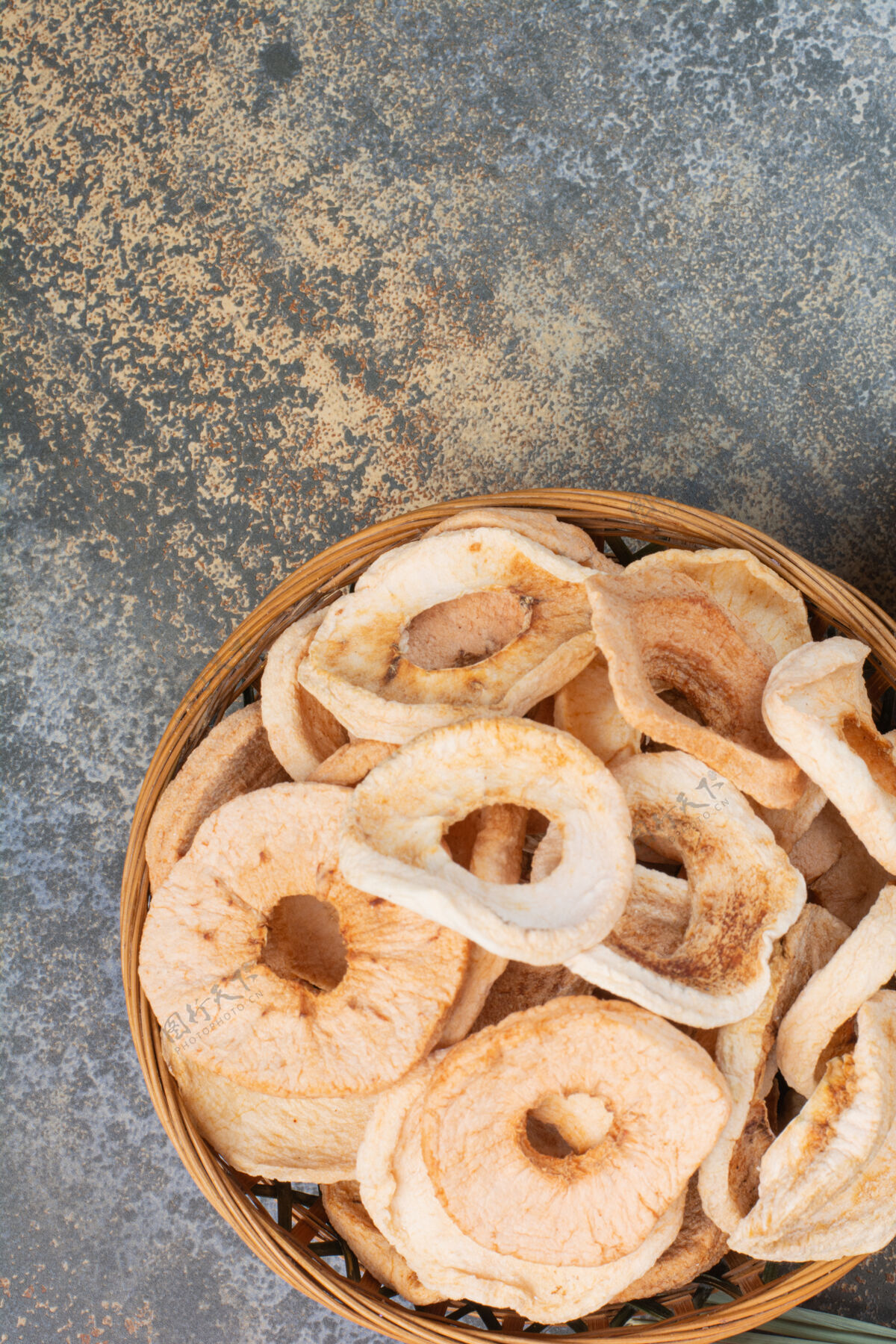好吃在大理石背景上放满健康苹果干的木碗高质量照片可食用木干