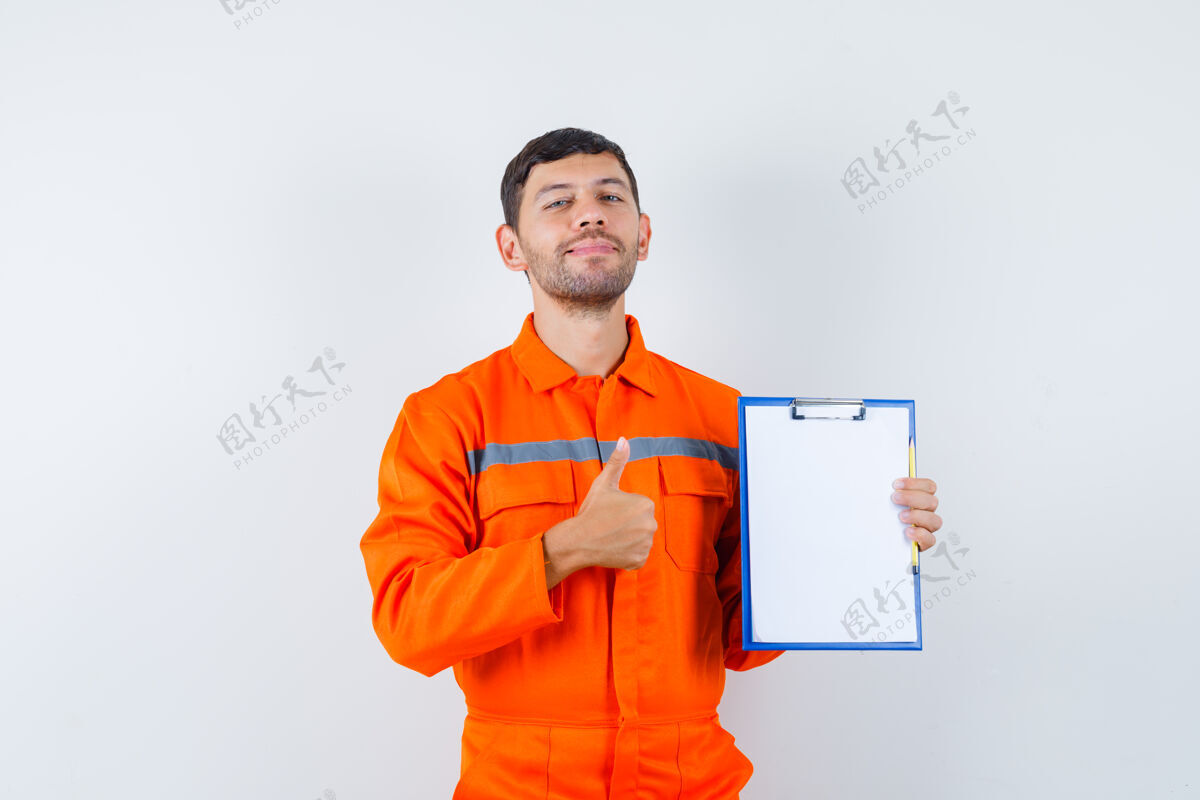工程工业工人拿着剪贴板 穿着制服竖起大拇指 看上去很高兴 正视图拇指自动化高兴