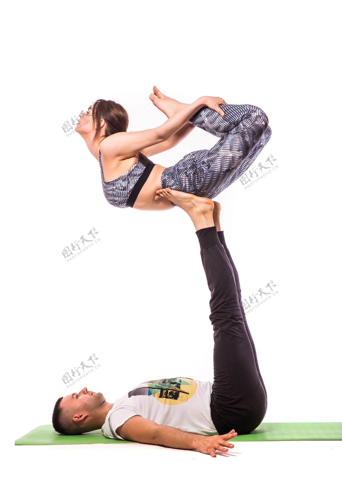 人类情侣在白色工作室练习acro瑜伽acro瑜伽概念双人瑜伽瑜伽柔韧性课程锻炼肢端瑜伽情侣力量
