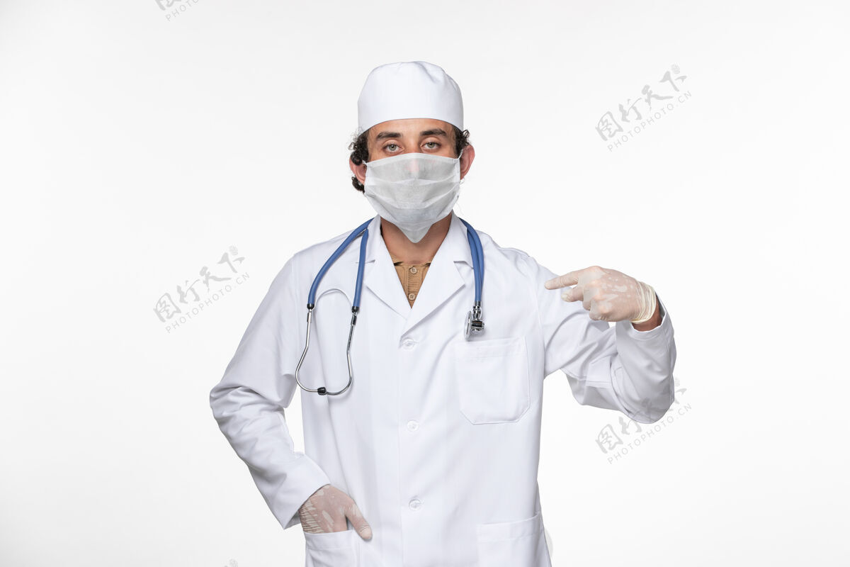 正面正面图男医生穿着医疗服 戴着无菌口罩 以防白墙病毒冠状病毒大流行疾病的传播实验室外套套装穿戴