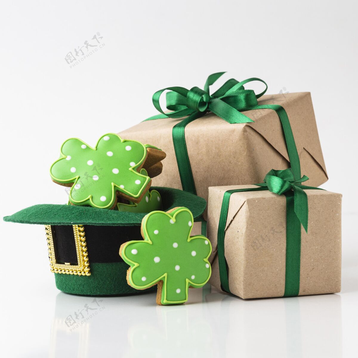 帽子准备礼物和饼干三叶草绿色帕特里克