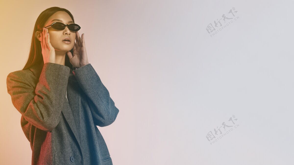 女人戴墨镜的日本年轻女子画像姿势太阳镜模特