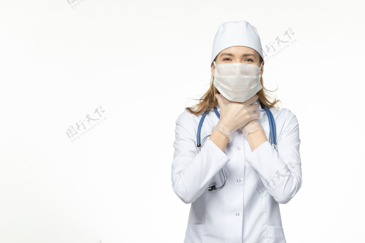 冠状病毒正面图女医生身穿医疗服戴口罩戴手套因冠状病毒呼吸困难上白台病大流行病毒穿戴呼吸套装