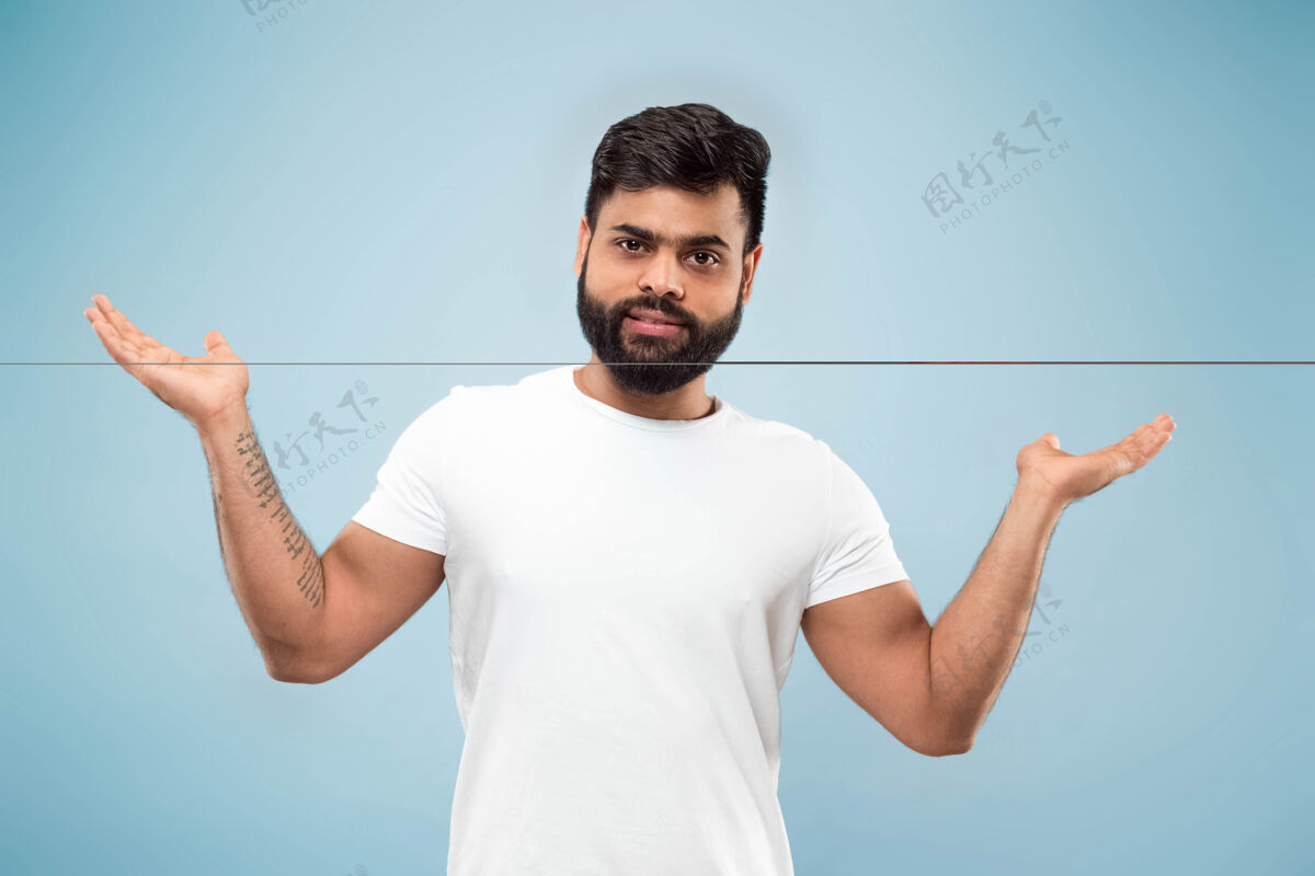 男人蓝色空间上穿着白衬衫的年轻印地安人的半身特写肖像企业家选择商人