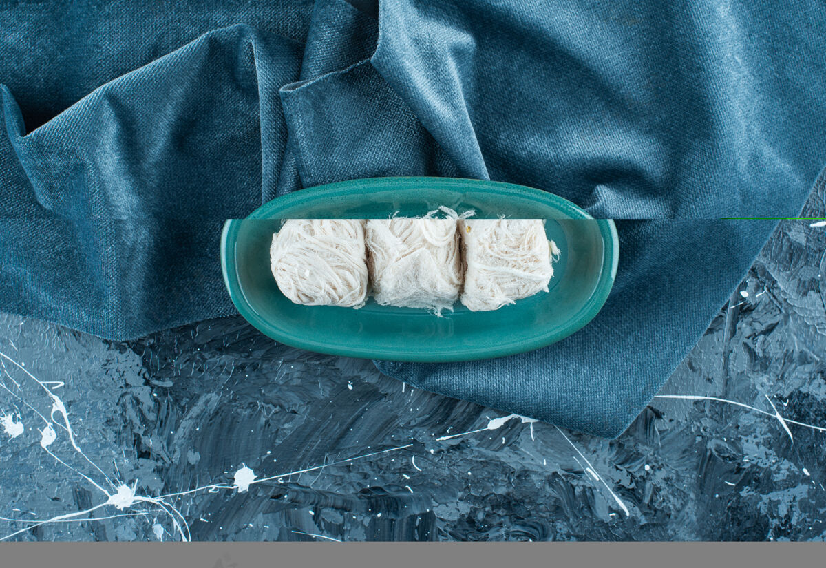 开胃菜传统的土耳其棉花糖放在蓝色的毛巾上顶视图传统美味