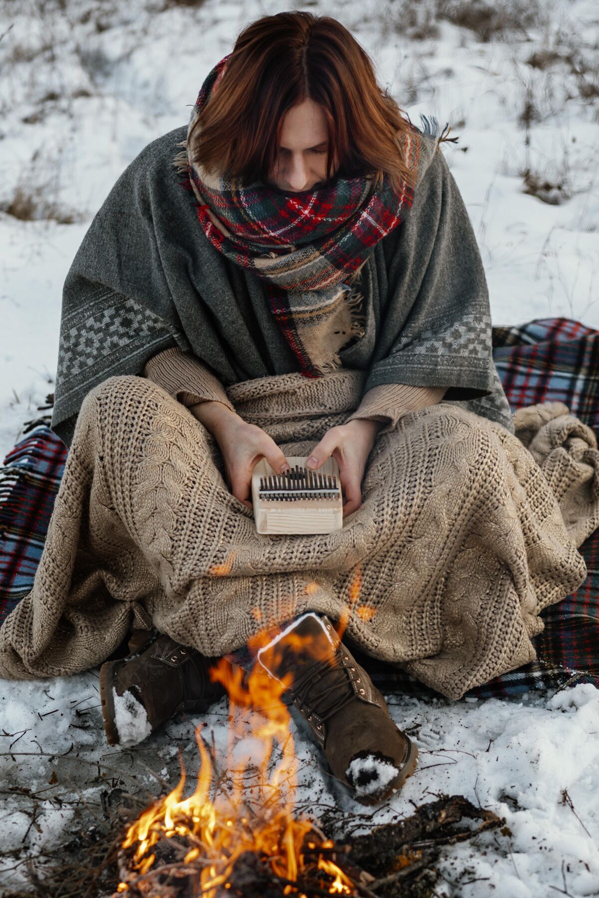 人冬天在篝火旁取暖的人姿势感情冬天
