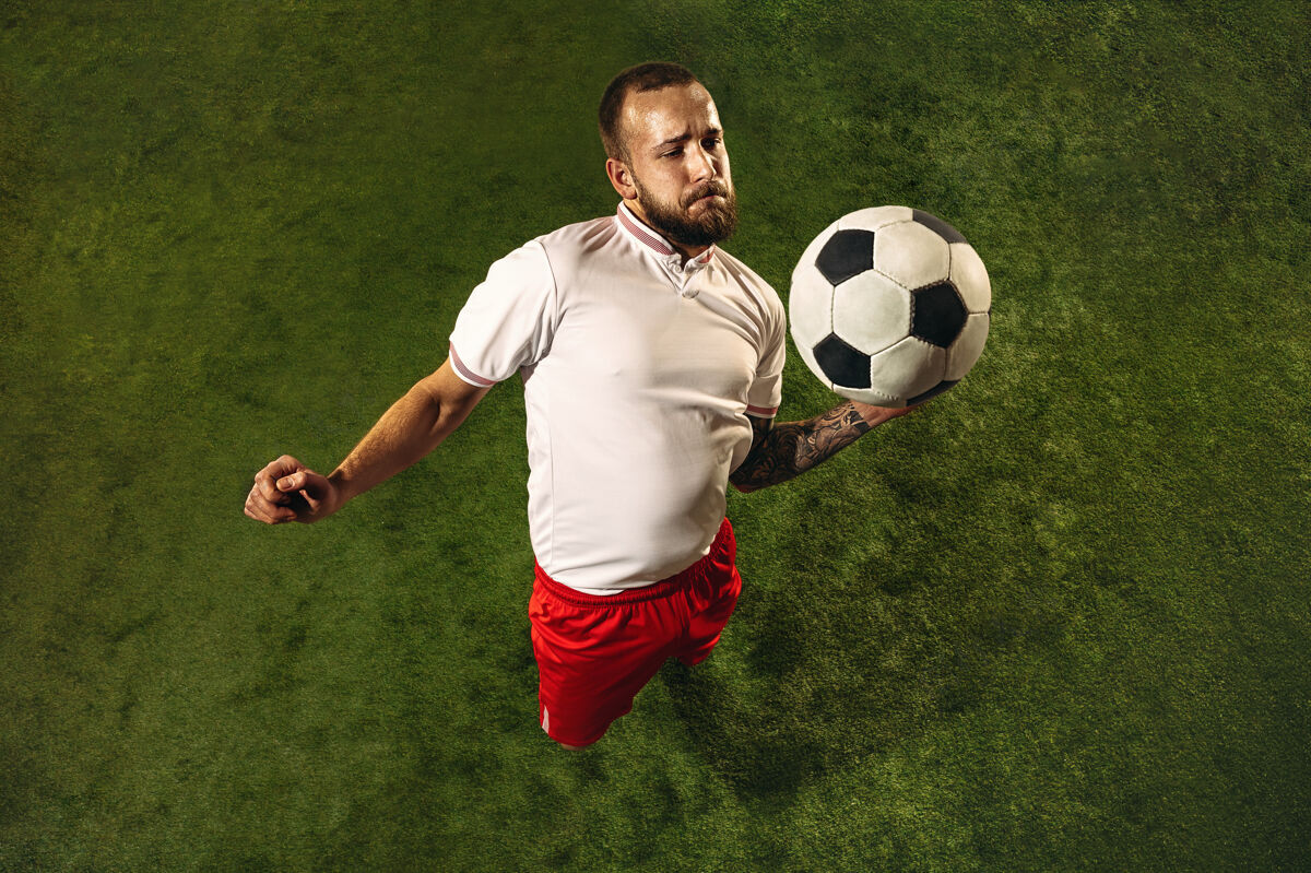 鞋高加索足球或足球运动员在果岭上的顶视图动作动作比赛
