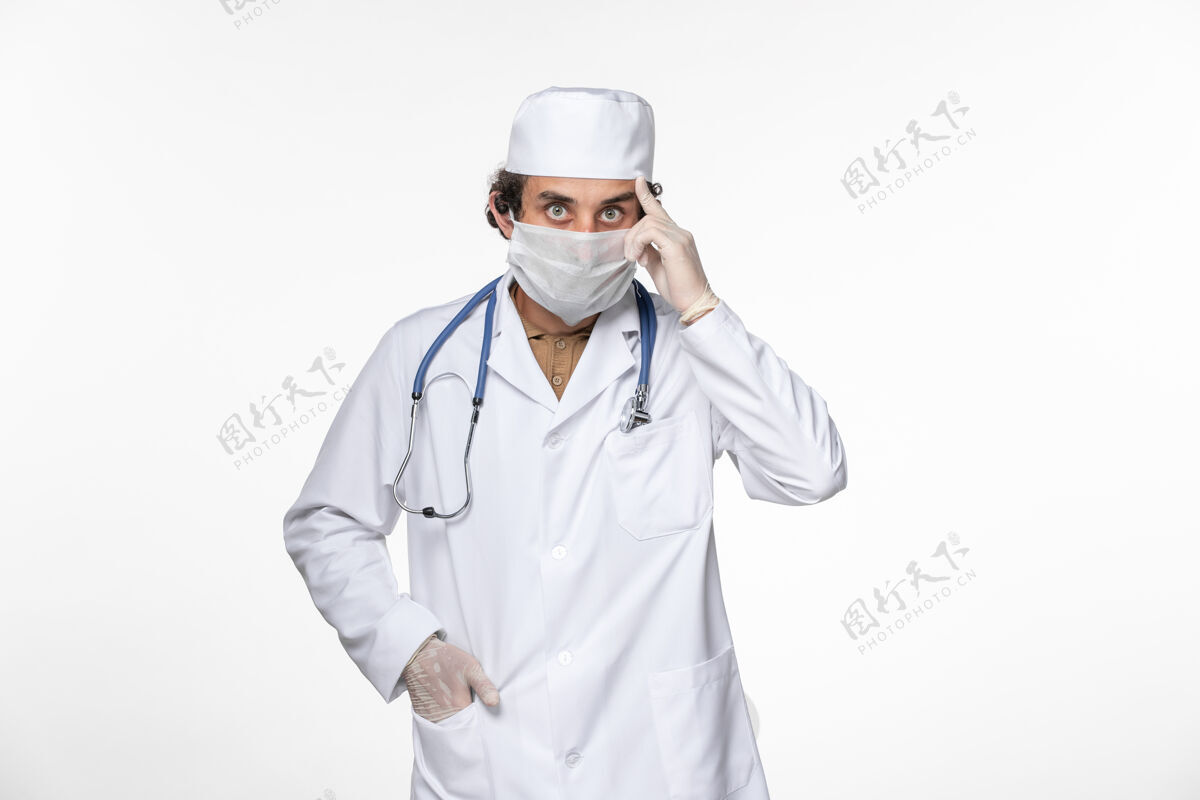 医生正面图男医生穿着医用西服 戴着无菌口罩 以防冠状病毒对轻白壁病毒大流行疾病的危害疾病外套穿戴