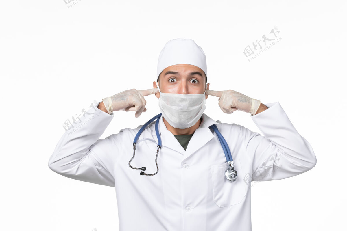 男性正面图男医生穿着医疗服 戴着口罩 由于柯维德-白墙疾病柯维德-大流行疾病视图制服正面