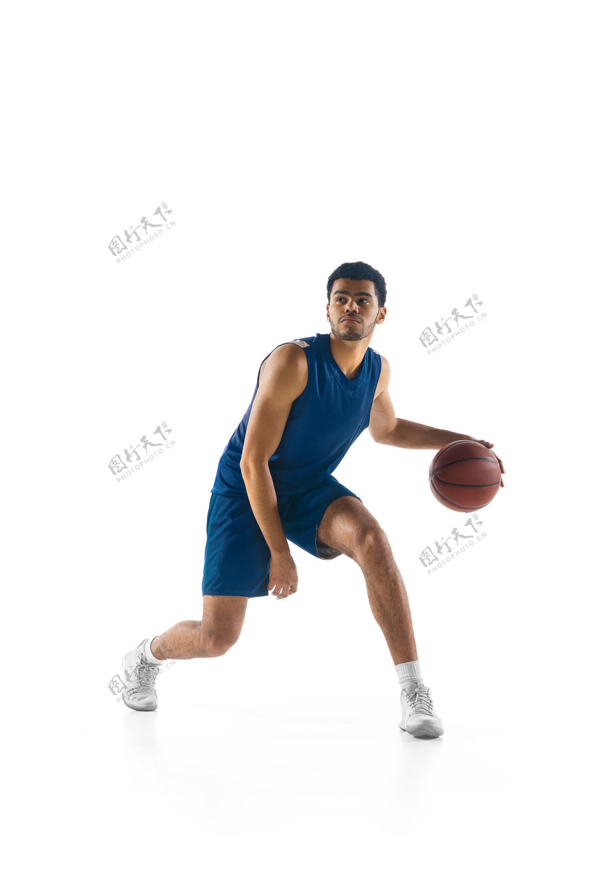 球场年轻的阿拉伯肌肉篮球运动员在行动 运动孤立的白色活跃能量飞行