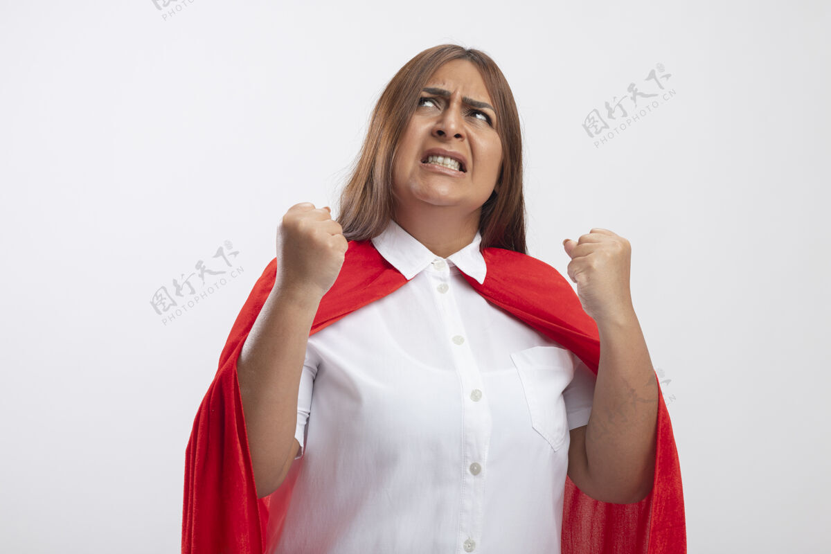 愤怒愤怒的中年女超人仰视着显示是的手势孤立在白色看中年女性