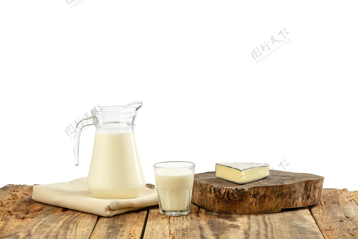 排序不同的奶制品 奶酪 奶油 木桌和白墙上的牛奶健康的饮食和生活方式 有机的天然营养 饮食美味的食物和饮料块食物类型