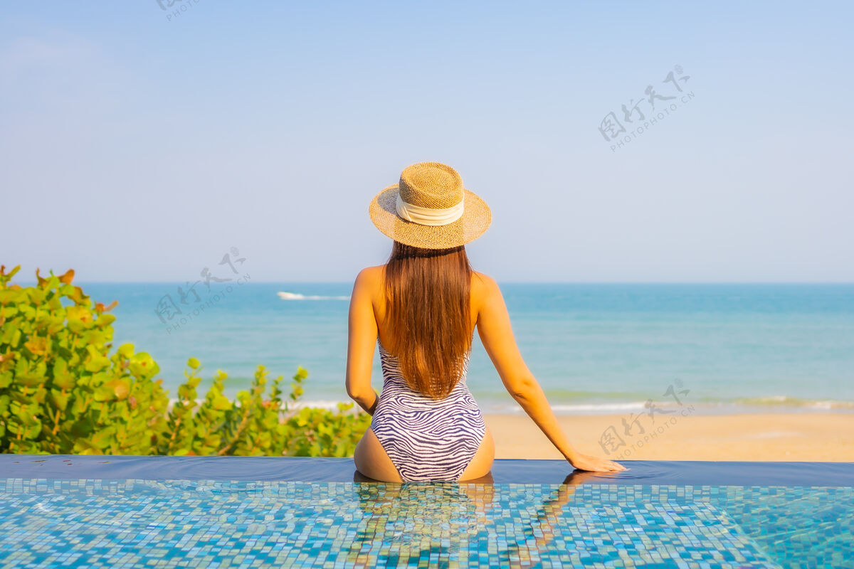 海洋美丽的年轻女子在泳池上放松的画像健康亚洲乐趣