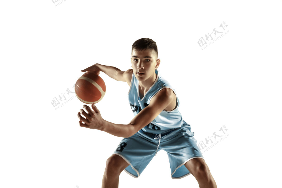动作一个年轻的篮球运动员与一个球在空白处孤立的全长肖像健身游戏男子