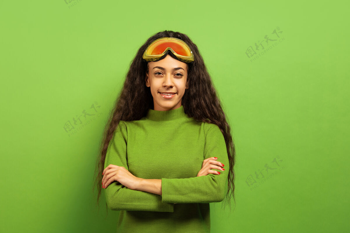 女士绿色空间里 一位黑人年轻黑发女子戴着滑雪面具的肖像美国减肥滑雪
