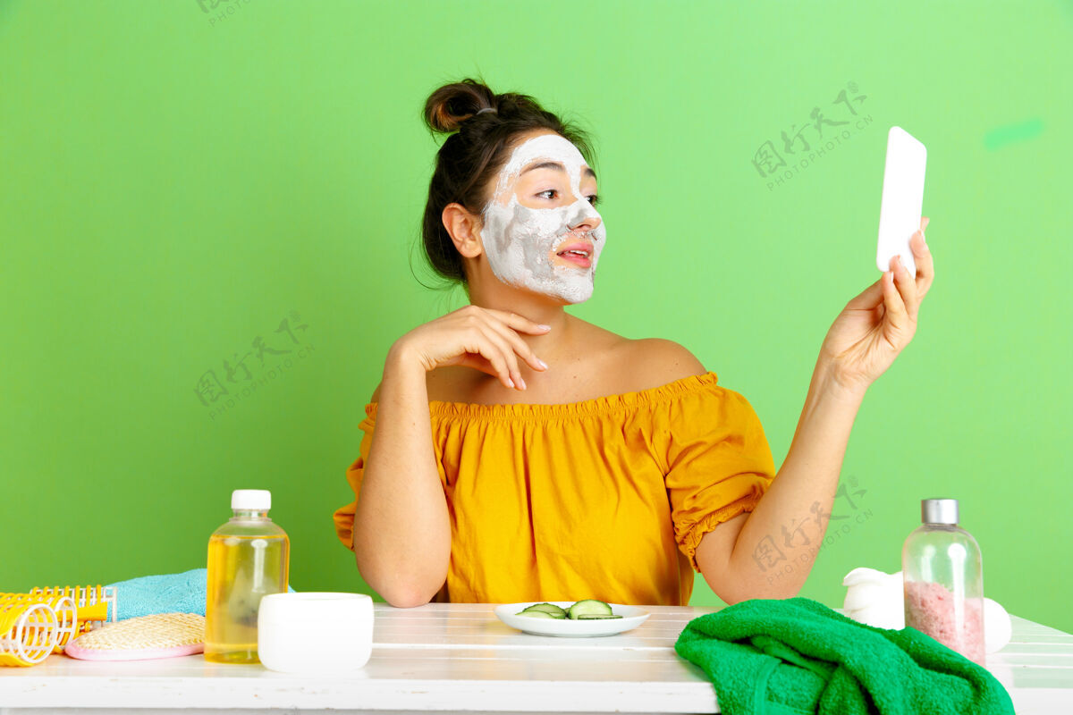 身体年轻白种女人的肖像在美容日 皮肤和头发护理例行头发皮肤护理自制