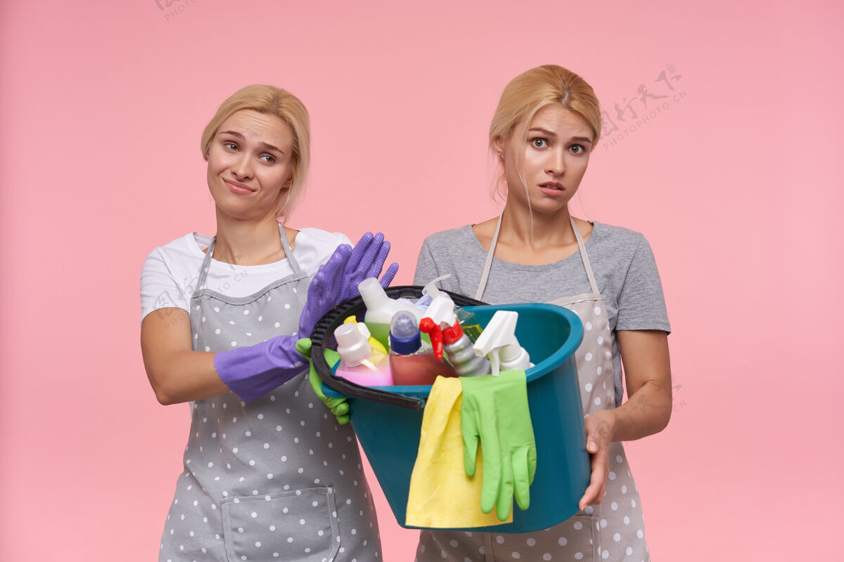 春天年轻的金发可爱的主妇们戴着橡胶手套准备春季大扫除手套化学品家居