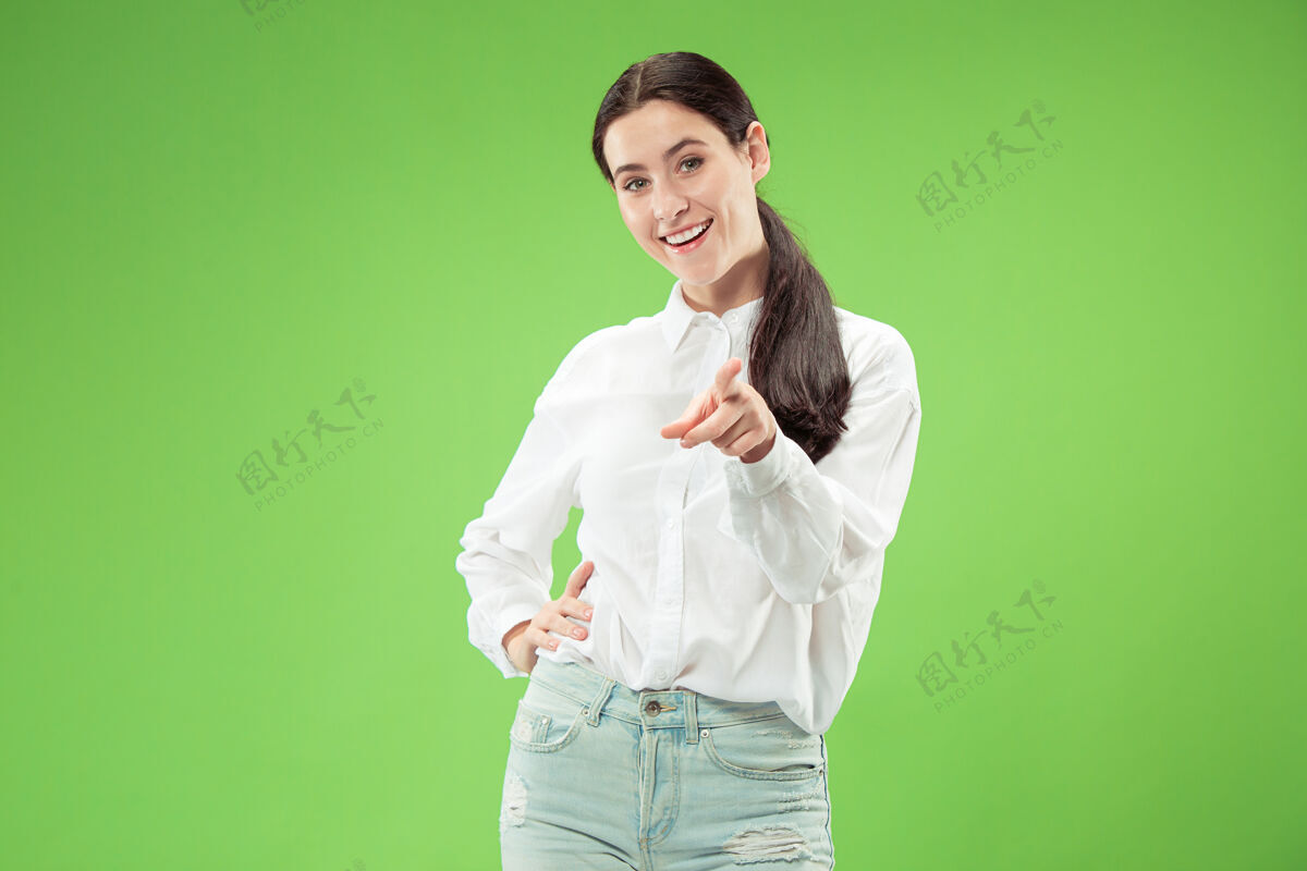 事业我选你点微笑的女商人指着你 要你 绿色空间上的半身特写肖像手势专业女人