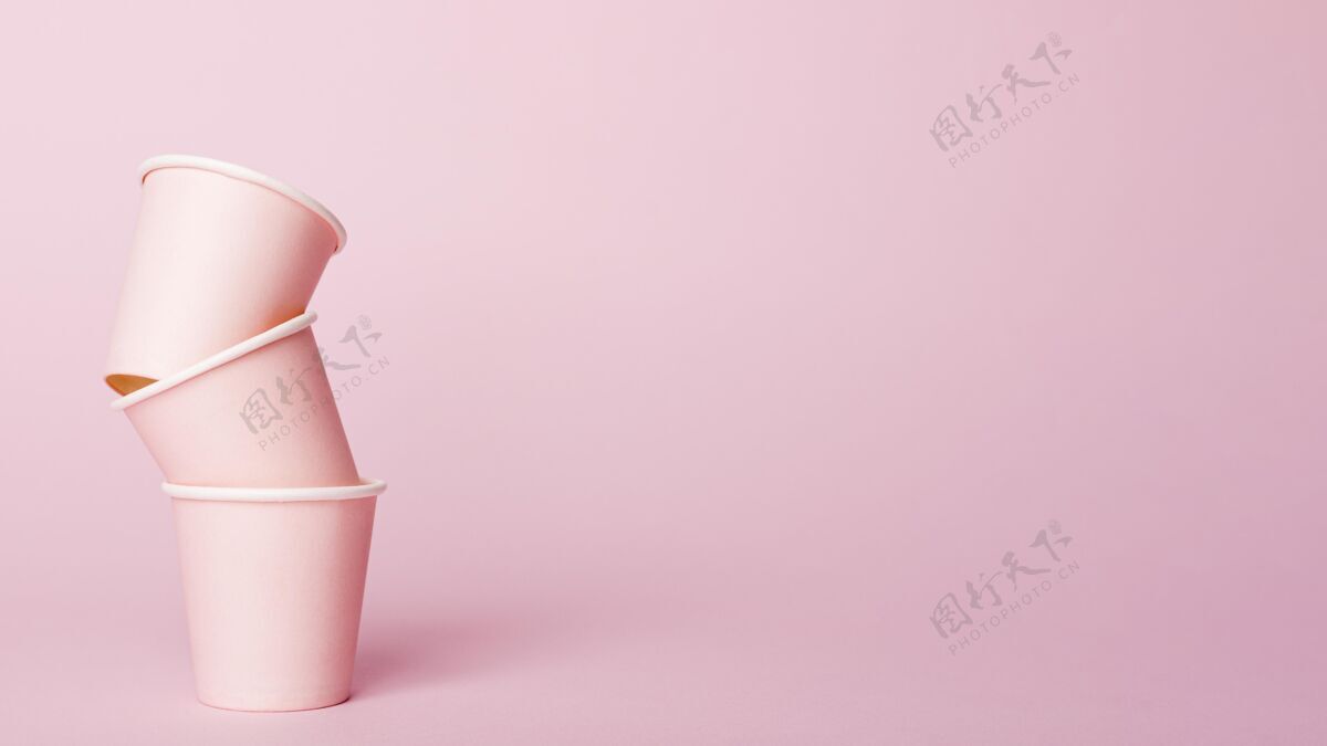 纸杯带纸杯的单色静物画简约粉色安排