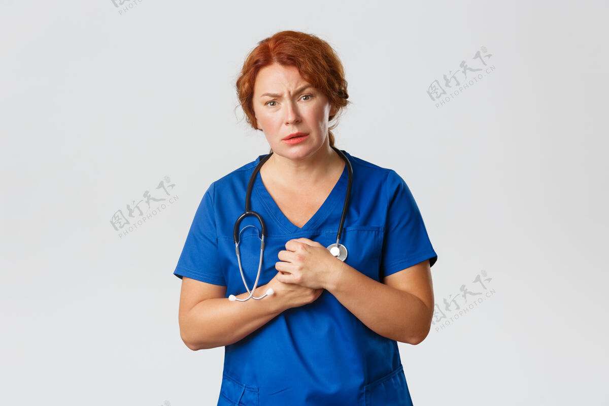 护士红发中年护士摆姿势女人保健女人
