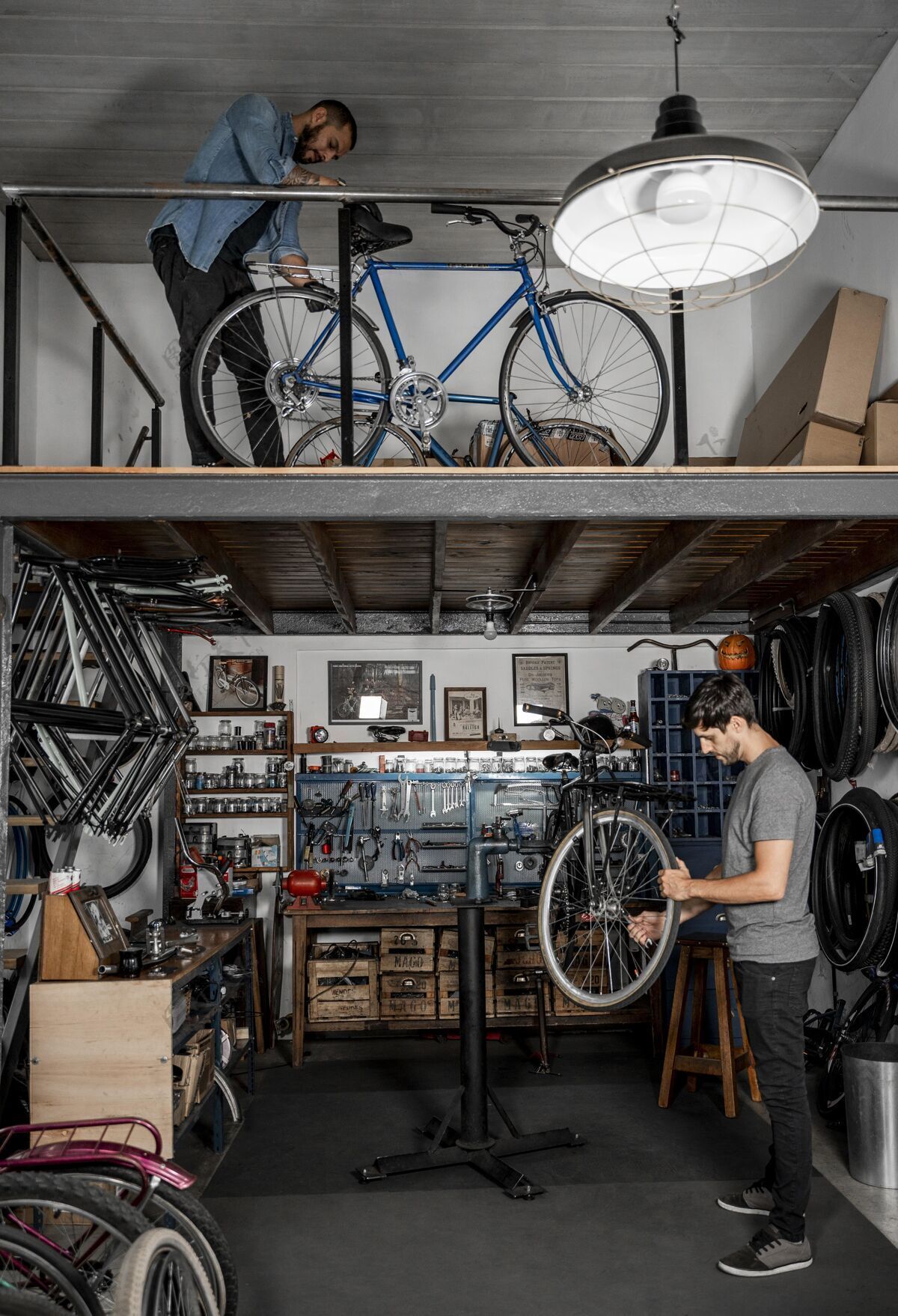 自行车车间里的人在创造自行车特写工具自行车配件