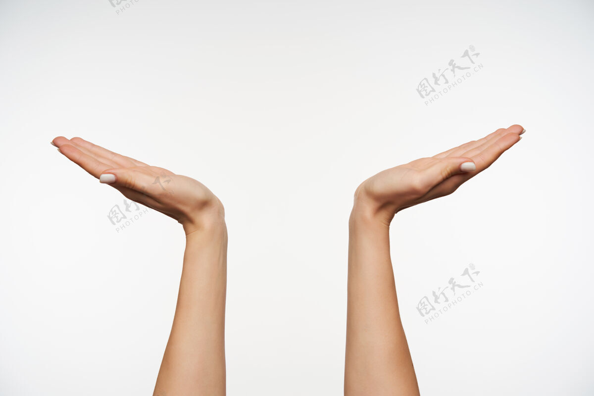 侧板白指甲的年轻女性漂亮举手的特写镜头手提高手掌