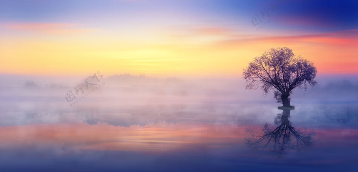 云湖面上的夕阳和雾风景宽日落