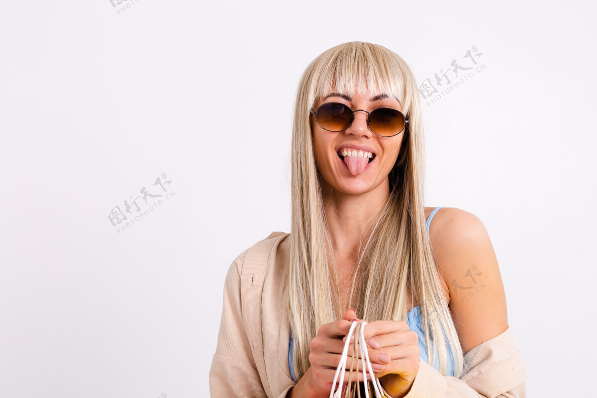 女性穿着浅蓝色连衣裙和灯芯绒衬衫 留着长发的纤细金发女郎的时尚写真可爱太阳镜折扣