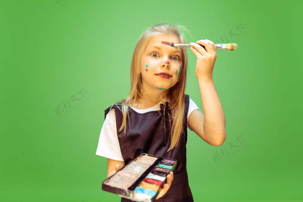 小努力小女孩梦想化妆师的职业童年 规划 教育和梦想的概念发型女孩表演