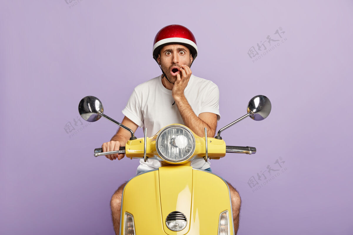 T恤一个戴着头盔的家伙驾驶黄色摩托车的照片速度姿势惊喜