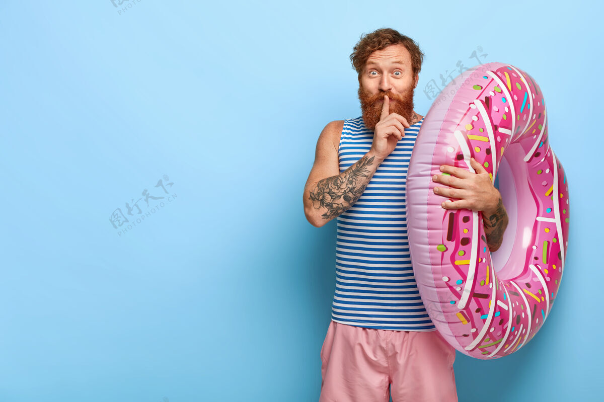 活动高兴的红发男子与甜甜圈池浮子合影水手娱乐秘密
