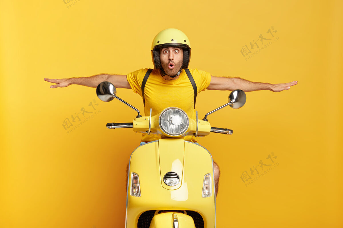 速度一个戴着头盔的家伙开着黄色的摩托车快速骑驾驶